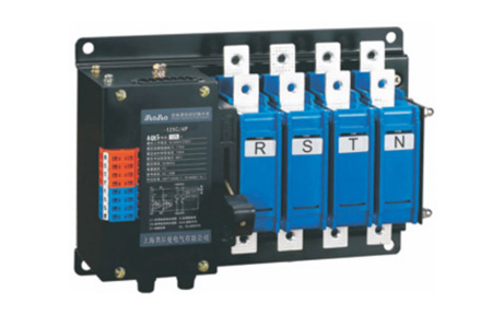 雙電源自動切換開關有二段式和三段式兩種，二段式雙電源開關主觸頭僅有兩個工作位（主用電源位及備用電源位），三段式雙電源開關主觸頭有三個工作位（主用電源位、備用電源位及零位）。通過如上描述，我們了解到二段式雙電源因其結(jié)構無線路斷開位（零位），線路保護及維修時需設置隔離開關。三段式雙電源包含“零位”，具備分斷電流的能力，那么其是否可作為隔離電器單獨使用呢？ 